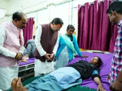 जिला अस्पताल पहुंचे सीएम धामी, मरीजों से मिलकर जाना स्वास्थ्य सेवाओं का हाल