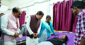 जिला अस्पताल पहुंचे सीएम धामी, मरीजों से मिलकर जाना स्वास्थ्य सेवाओं का हाल