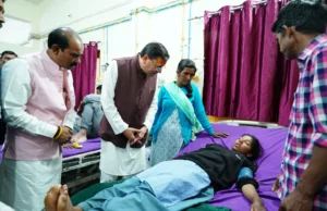 जिला अस्पताल पहुंचे सीएम धामी, मरीजों से मिलकर जाना स्वास्थ्य सेवाओं का हाल