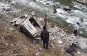 दुखद : यहां सुबह तड़के कार गिरी गहरी खाई में, तीन की मौत तीन गंभीर घायल