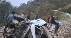 दर्दनाक हादसा: खाई में गिरी कार, तीन लोगों की मौत