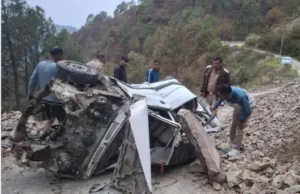 दर्दनाक हादसा: खाई में गिरी कार, तीन लोगों की मौत