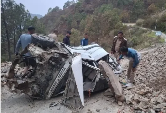 दर्दनाक हादसा: खाई में गिरी कार, तीन लोगों की मौत