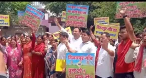 सूखी नदी पर पुल की मांग को लेकर हल्द्वानी में हंगामा, आंदोलन की चेतावनी