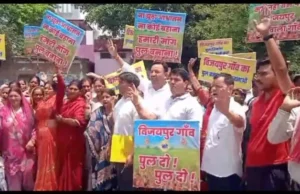 सूखी नदी पर पुल की मांग को लेकर हल्द्वानी में हंगामा, आंदोलन की चेतावनी