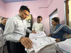 सब रजिस्टार कार्यालय विकासनगर में डीएम औचक निरीक्षण; पुराने विलेख पत्र रजिस्टर जब्त