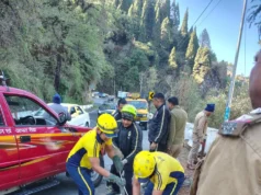 मसूरी झील के पास 100 मीटर गहरी खाई में गिरा ट्रक, चालक की मौत; SDRF ने हेल्पर को बचाया