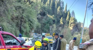 मसूरी झील के पास 100 मीटर गहरी खाई में गिरा ट्रक, चालक की मौत; SDRF ने हेल्पर को बचाया