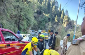 मसूरी झील के पास 100 मीटर गहरी खाई में गिरा ट्रक, चालक की मौत; SDRF ने हेल्पर को बचाया
