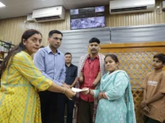 दुर्घटना में दोनों हाथ गंवा चुके मनीष को जिला प्रशासन रायफल क्लब फंड से रू0 50 हजार की आर्थिक सहायता