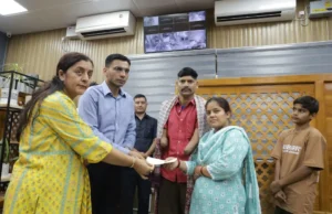 दुर्घटना में दोनों हाथ गंवा चुके मनीष को जिला प्रशासन रायफल क्लब फंड से रू0 50 हजार की आर्थिक सहायता