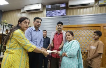 दुर्घटना में दोनों हाथ गंवा चुके मनीष को जिला प्रशासन रायफल क्लब फंड से रू0 50 हजार की आर्थिक सहायता