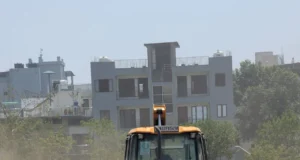 अजबपुर कला में आठ बीघा में की जा रही अवैध प्लॉटिंग पर चला एमडीडीए का बुलडोजर