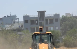अजबपुर कला में आठ बीघा में की जा रही अवैध प्लॉटिंग पर चला एमडीडीए का बुलडोजर