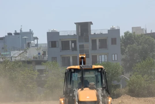 अजबपुर कला में आठ बीघा में की जा रही अवैध प्लॉटिंग पर चला एमडीडीए का बुलडोजर