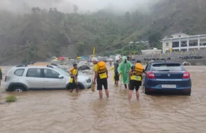 एसडीआरएफ की सतर्कता एवं त्वरित कार्रवाई से टला बड़ा हादसा, उफनती नदी में फंसे 50 से अधिक श्रद्धालुओं को किया सकुशल रेस्क्यू