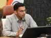 डीएम के सख्त निर्देशः संसाधन बढ़ाकर मानकों के साथ जल्द पूरे हो पुराने कार्य
