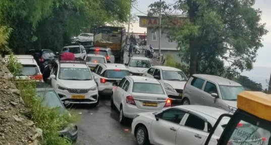 मसूरी में वीकेंड महाजाम: रेंग रही गाड़ियां, पर्यटन छवि पर लग रहा दाग