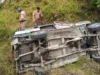 अल्मोड़ा में बोलेरो खाई में गिरी, 11 घायल:4 की हालत गंभीर; कैंची धाम के दर्शन कर जागेश्वर धाम जा रहे थे