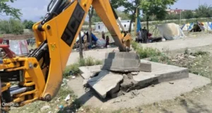 अतिक्रमण पर जिला प्रशासन की बड़ी कार्रवाई: सरकारी भूमि पर बनी अवैध मजार को किया ध्वस्त