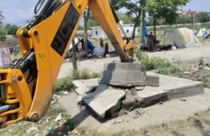 अतिक्रमण पर जिला प्रशासन की बड़ी कार्रवाई: सरकारी भूमि पर बनी अवैध मजार को किया ध्वस्त