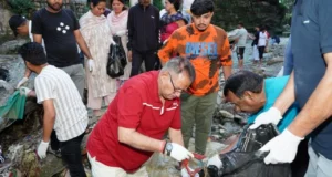 टपकेश्वर मंदिर किनारे तमसा नदी में चला विशेष स्वच्छता अभियान: मंत्री गणेश जोशी ने दिया स्वच्छता का संदेश