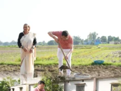 खेत में उतरे मुख्यमंत्री धामी, खुद चलाया टिलर जैविक खेती का दिया मजबूत संदेश