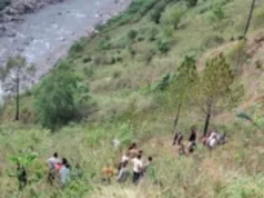चमोली: देवाल में भीषण दुर्घटना खाई से सीधे नदी में गिरी टैक्सी, 4 की मौत