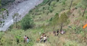 चमोली: देवाल में भीषण दुर्घटना खाई से सीधे नदी में गिरी टैक्सी, 4 की मौत