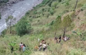 चमोली: देवाल में भीषण दुर्घटना खाई से सीधे नदी में गिरी टैक्सी, 4 की मौत