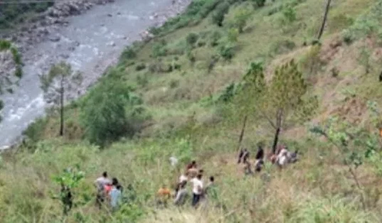 चमोली: देवाल में भीषण दुर्घटना खाई से सीधे नदी में गिरी टैक्सी, 4 की मौत