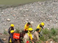 रुद्रप्रयाग हादसा: नदी किनारे गिरी कार से 5 लोगों को SDRF ने दिया जीवनदान
