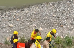 रुद्रप्रयाग हादसा: नदी किनारे गिरी कार से 5 लोगों को SDRF ने दिया जीवनदान