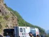39 श्रद्धालुओं से भरी बस अचानक पलटी, तोता घाटी में अफरा-तफरी; बाल-बाल बचे यात्री