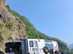 39 श्रद्धालुओं से भरी बस अचानक पलटी, तोता घाटी में अफरा-तफरी; बाल-बाल बचे यात्री