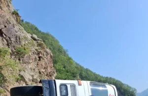 39 श्रद्धालुओं से भरी बस अचानक पलटी, तोता घाटी में अफरा-तफरी; बाल-बाल बचे यात्री