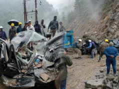 पिथौरागढ़ में दर्दनाक हादसा: चलती बोलेरो पर गिरा पहाड़, राजस्थान के किशोर समेत 2 की मौत