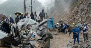 पिथौरागढ़ में दर्दनाक हादसा: चलती बोलेरो पर गिरा पहाड़, राजस्थान के किशोर समेत 2 की मौत