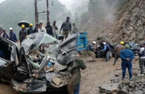 पिथौरागढ़ में दर्दनाक हादसा: चलती बोलेरो पर गिरा पहाड़, राजस्थान के किशोर समेत 2 की मौत