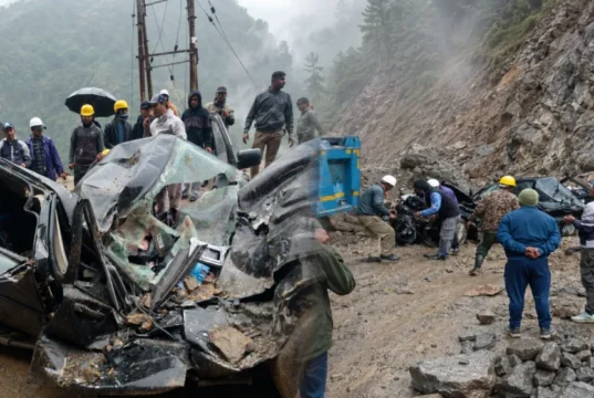 पिथौरागढ़ में दर्दनाक हादसा: चलती बोलेरो पर गिरा पहाड़, राजस्थान के किशोर समेत 2 की मौत