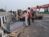 खौफनाक सड़क हादसा!, बस-पिकअप की जोरदार टक्कर,फ्लाईओवर से नीचे गिरे लोग, 3 की मौत