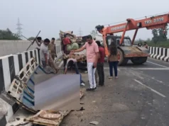 खौफनाक सड़क हादसा!, बस-पिकअप की जोरदार टक्कर,फ्लाईओवर से नीचे गिरे लोग, 3 की मौत