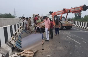 खौफनाक सड़क हादसा!, बस-पिकअप की जोरदार टक्कर,फ्लाईओवर से नीचे गिरे लोग, 3 की मौत