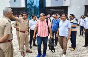 सितारगंज रिश्वत मामला: 20 घंटे बाद विजिलेंस ने हिरासत में लिए दोनों कर्मचारियों को किया रिहा, उठे कई सवाल