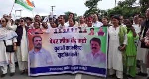 पेपर लीक: गणेश गोदियाल के नेतृत्व में कांग्रेसियों ने किया उत्तराखंड टेक्निकल यूनिवर्सिटी के बाहर धरना प्रदर्शन