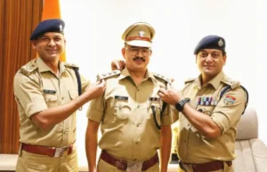 SSP देहरादून ने पदोन्नत पुलिस अधिकारियों को पदोन्नति पद के अलंकरण से किया अलंकृत