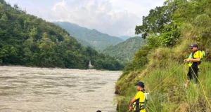 ऋषिकेश में गंगा की तेज धारा में बहा मेरठ का 23 वर्षीय युवक, SDRF और पुलिस का सर्च ऑपरेशन जारी
