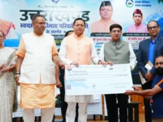 उत्तराखंड में ग्रीन ट्रांसपोर्ट को बढ़ावा: CM धामी ने बांटे सब्सिडी चेक, 11 स्वच्छ ईंधन वाहनों को दिखाई हरी झंडी