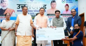 उत्तराखंड में ग्रीन ट्रांसपोर्ट को बढ़ावा: CM धामी ने बांटे सब्सिडी चेक, 11 स्वच्छ ईंधन वाहनों को दिखाई हरी झंडी