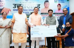 उत्तराखंड में ग्रीन ट्रांसपोर्ट को बढ़ावा: CM धामी ने बांटे सब्सिडी चेक, 11 स्वच्छ ईंधन वाहनों को दिखाई हरी झंडी